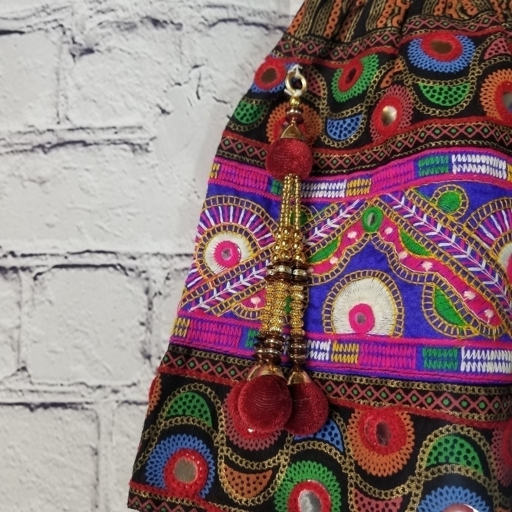 Vtg ethnic embellished boho shorts - Picture 4 of 8